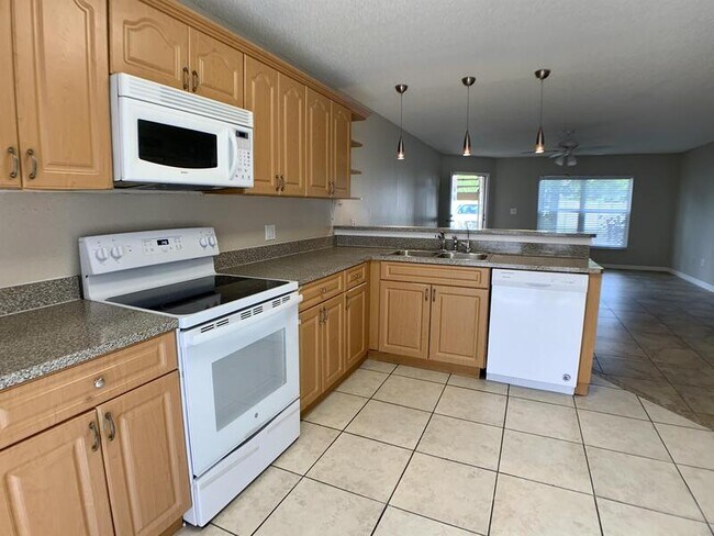 Building Photo - 3651 N Goldenrod Rd