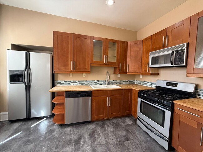 Building Photo - 3BR 1.5bath Townhouse with fenced yard!