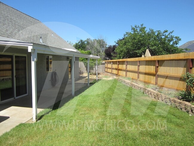 Building Photo - Newly renovated home, close to East ave shopping