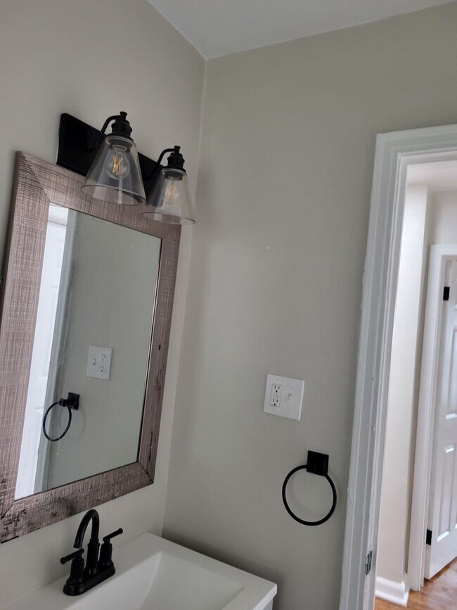 Building Photo - Fully Renovated 3-Bedroom Home – Move-In R...