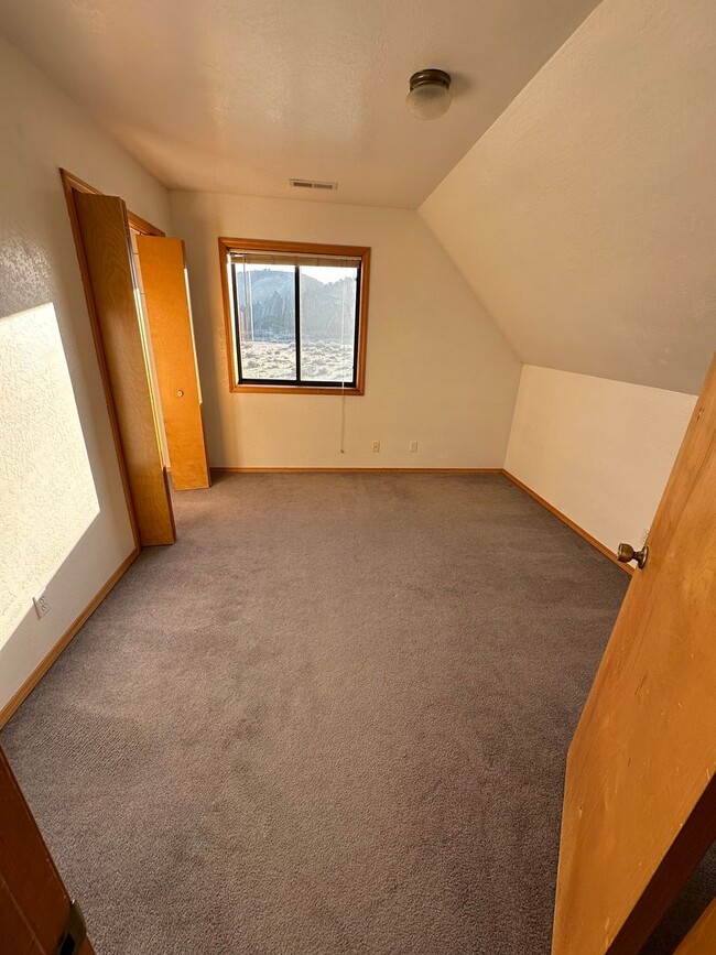 Building Photo - wonderful 3 bedroom home in serene setting