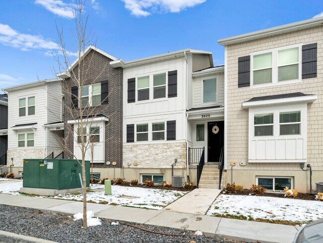 Building Photo - Private Basement Suite in Bright Co-Ed Townhome in Lehi Exchange!