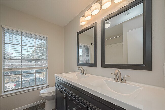 Building Photo - 2323 Pine Cone Dr