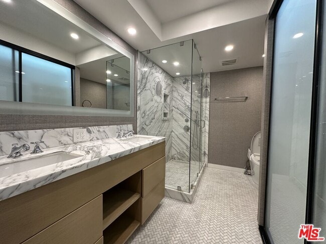 Building Photo - 999 N Doheny Dr