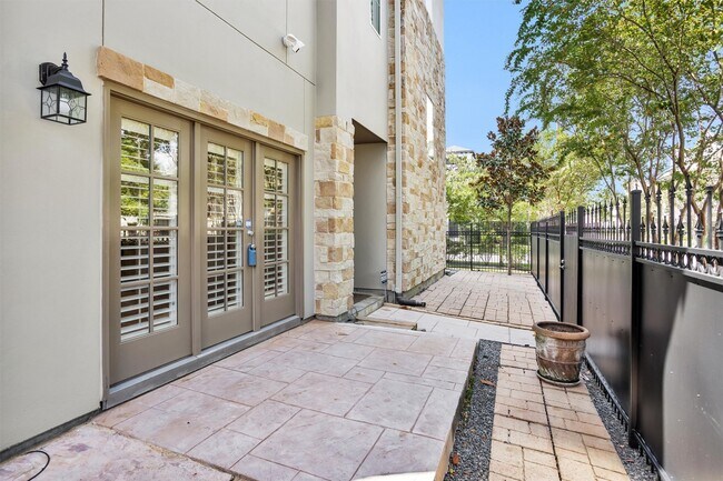 Building Photo - 2101 Elmen St