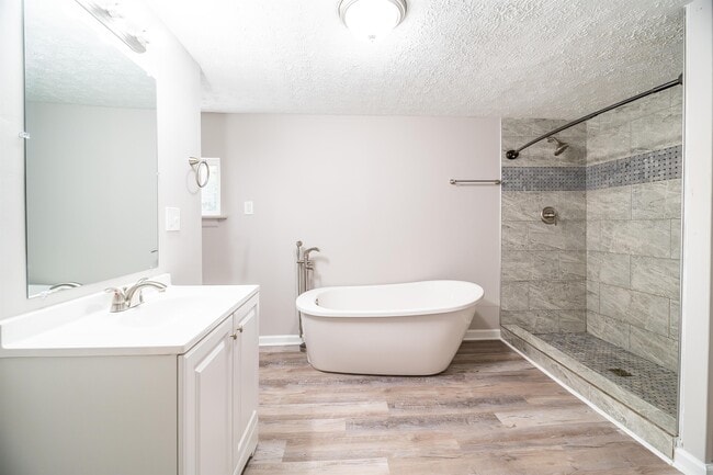 Building Photo - 465 Brehl Ave