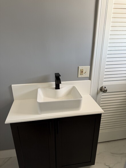 Building Photo - 37 Day St