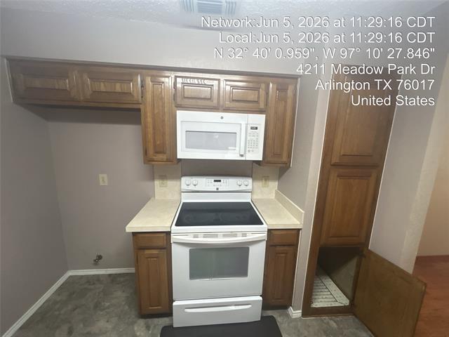 Building Photo - 4211 Meadow Park Dr