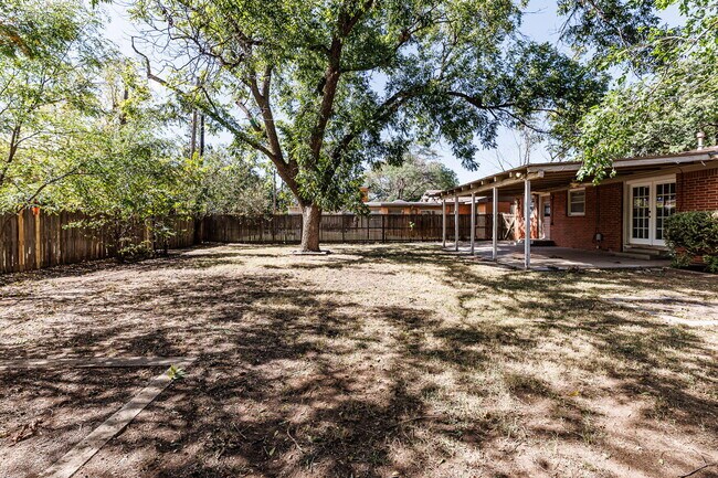 Building Photo - Cute House Convenient to Campus, Shopping,...