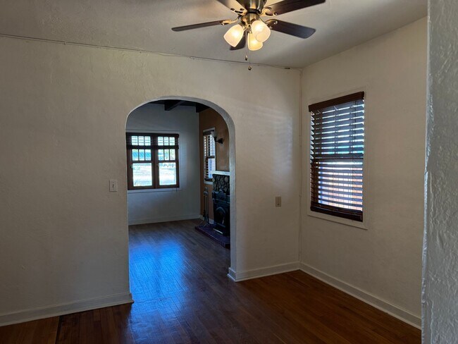 Building Photo - COMING SOON! Charming Mid-Town 3 Bedroom 2 Bath Main House!