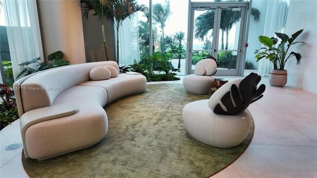 Building Photo - 700 NE 24th St