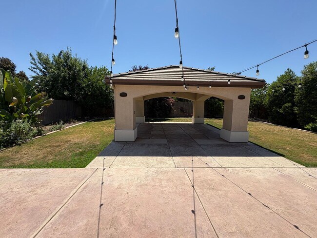 Building Photo - SE Visalia home Coming Soon!!