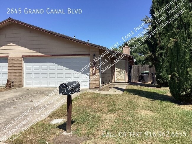 Building Photo - Nicely Updated Duplex