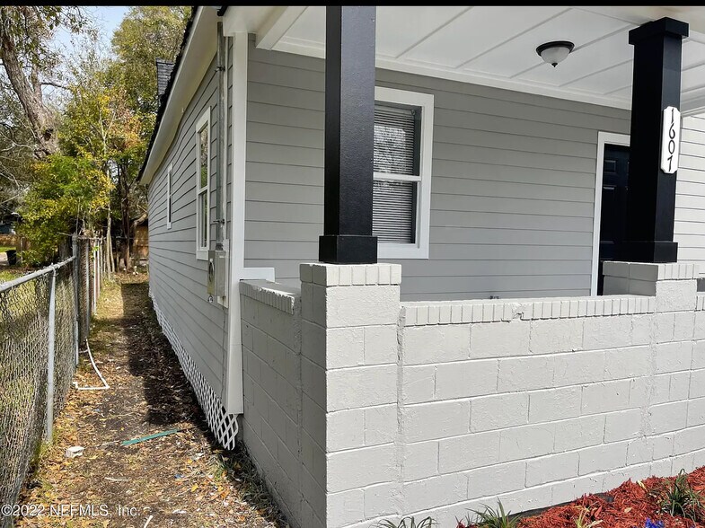 Building Photo - 1607 Logan St