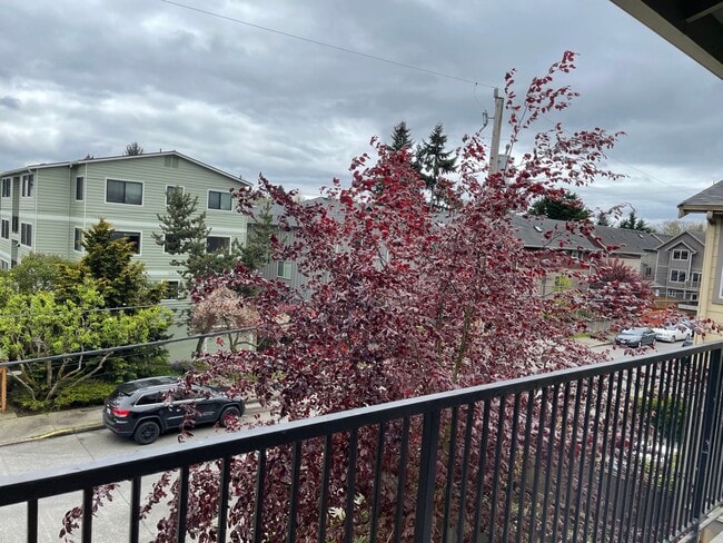 Building Photo - Bright & Spacious Top-Floor Condo in Greenwood!