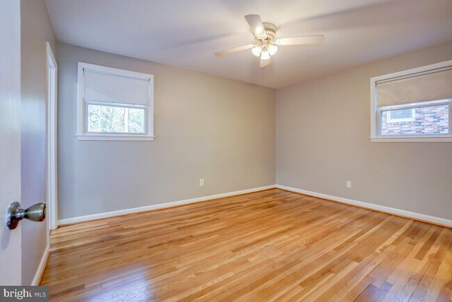 Building Photo - 6417 Earlham Dr