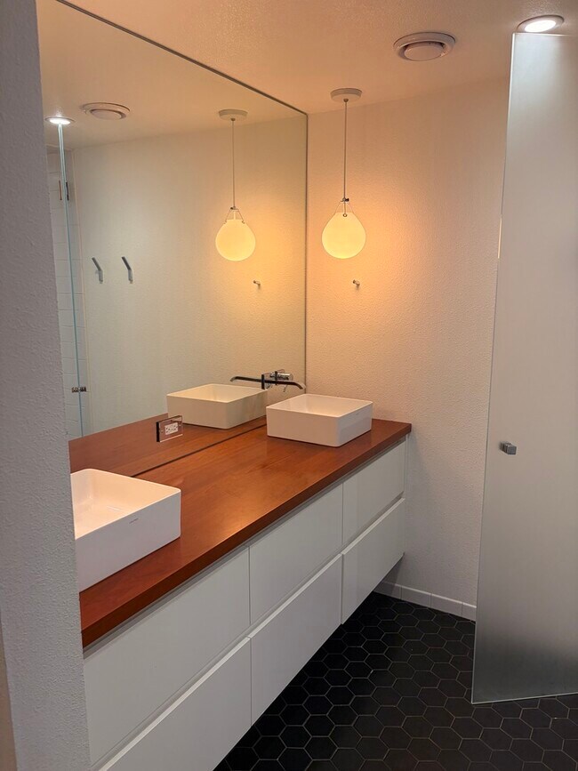 Building Photo - 1125 NW 9th Ave