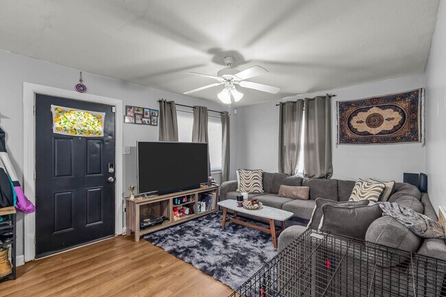 Building Photo - Charming 2-Bedroom Home with Modern Updates!