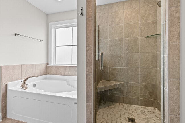 Building Photo - 2272 Lakeview Dr