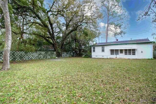 Building Photo - 710 Glenview Dr