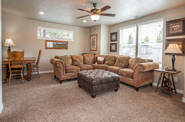 Building Photo - Modern 4-bdr with two Master Suites & Moun...