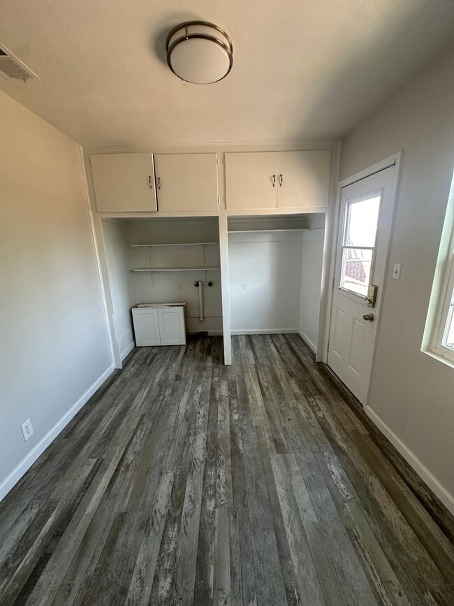 Building Photo - Newly Remodeled 3BR Home with Fireplace Ch...