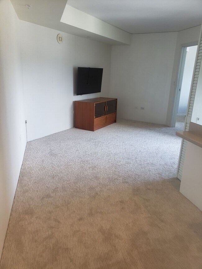 Building Photo - Must see One Kalakaua Unit