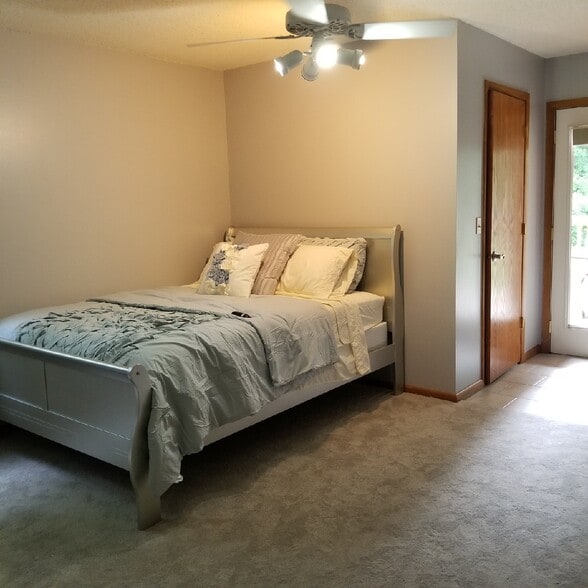 Building Photo - 3829 Pine Ln