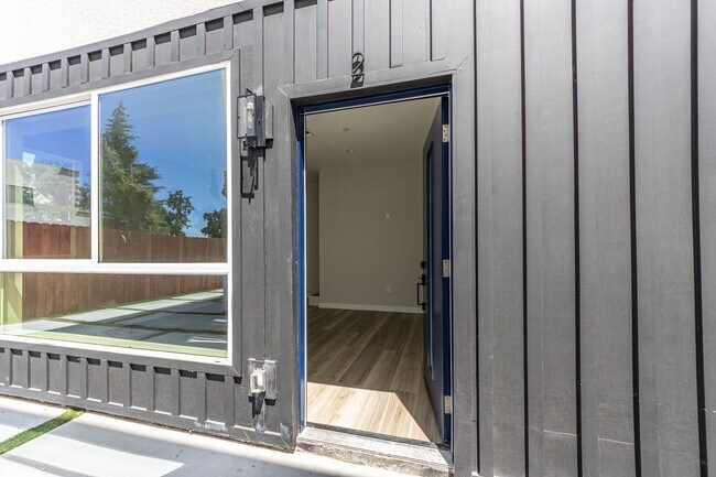 Building Photo - Stunning 4-bedroom, 4-bathroom tri-level t...