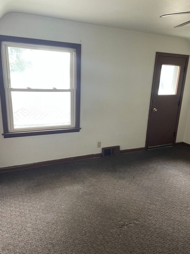 Building Photo - Newly Renovated 3-Bedroom Upper Flat Near ...