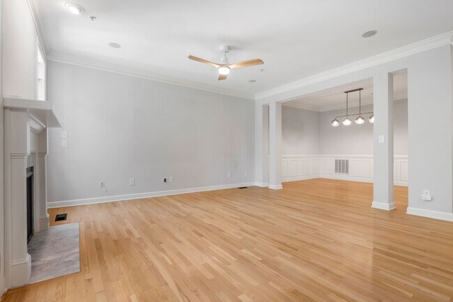 Building Photo - Gorgeous Lake Hogan Farms townhome available NOW!