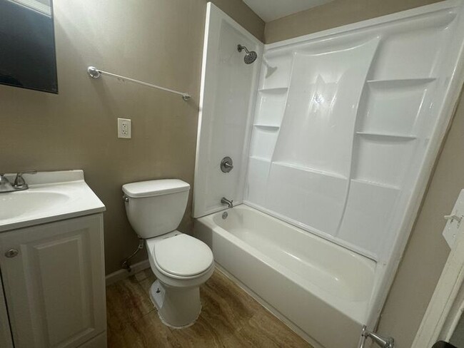 Building Photo - 4 Bed/2 Bath Ranch