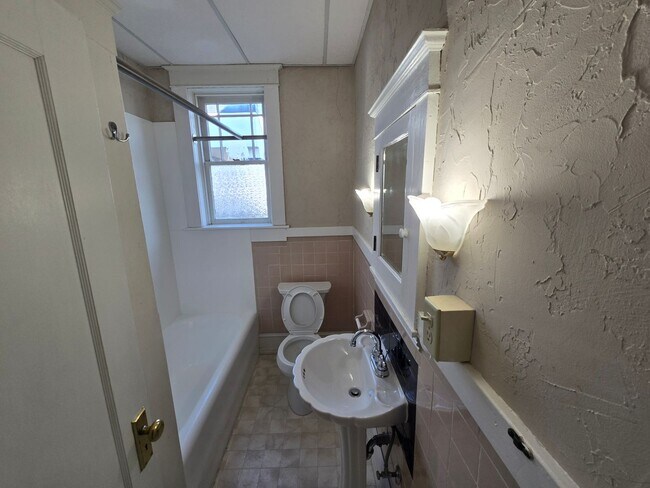 Building Photo - 422 E Fifth St