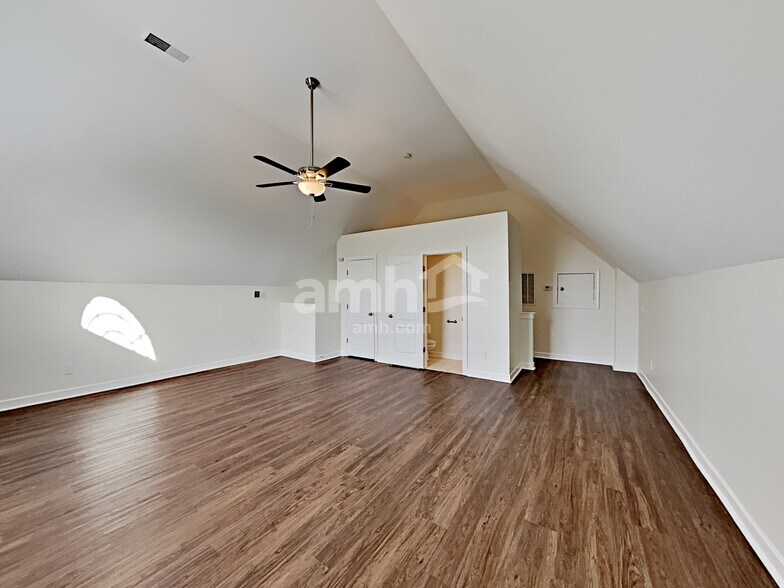 Building Photo - 563 Summit Way