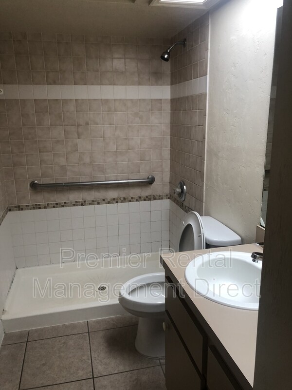 Building Photo - 1306 Shady Terrace