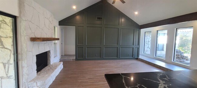 Building Photo - 1723 Lakeway Blvd