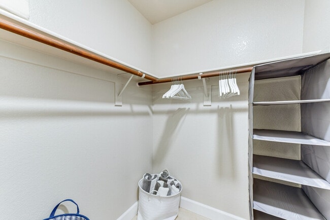 Building Photo - 1120 N Val Vista Dr