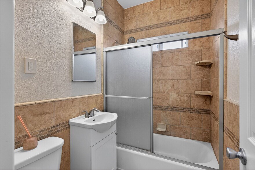 Building Photo - 1324 N Peterson Ave