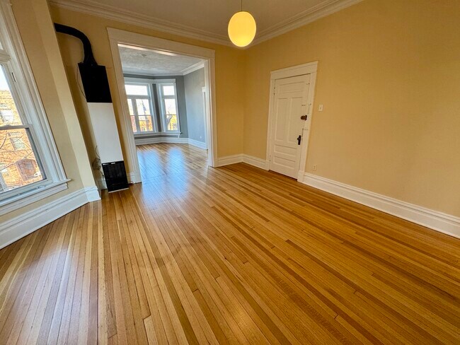 Building Photo - 1331 N Maplewood Ave