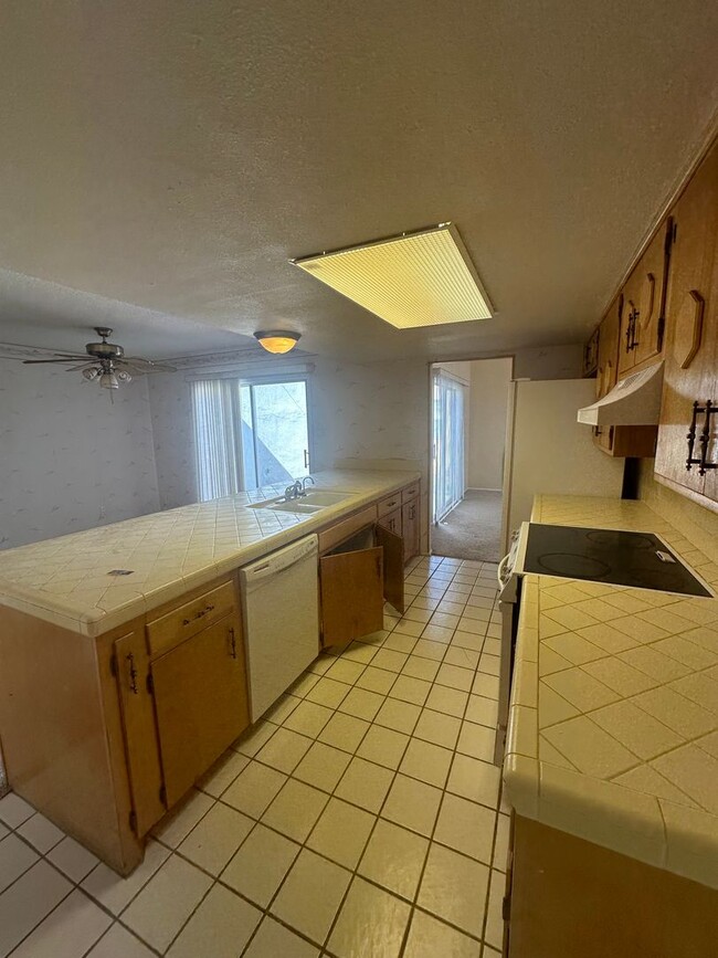 Building Photo - 2 Bed Brick House! Golf Course View!