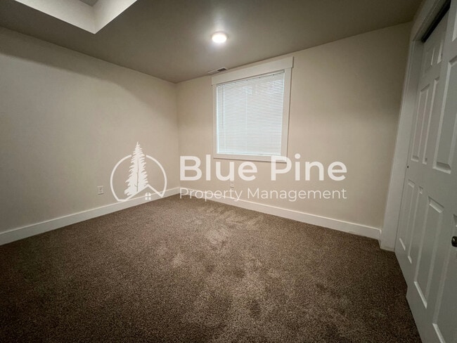 Building Photo - 323 Gladstone St