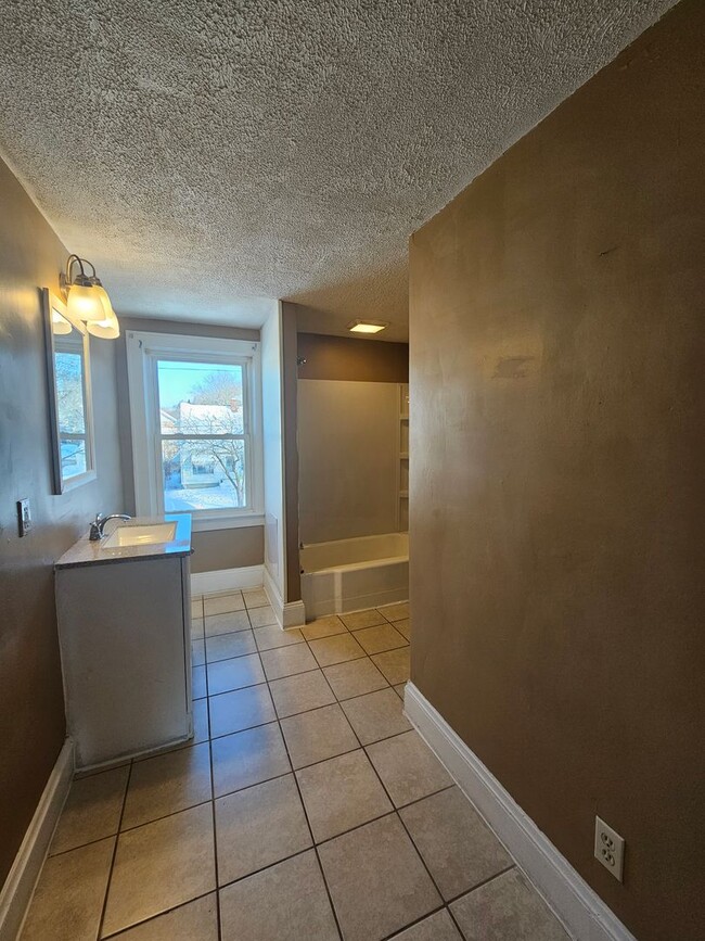 Building Photo - 3-bedroom 1-bath home 44314