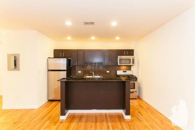 Building Photo - 0 bedroom in Chicago IL 60613
