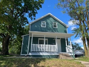 Building Photo - 3 Bed 1.5 Bath- 2 Car Garage