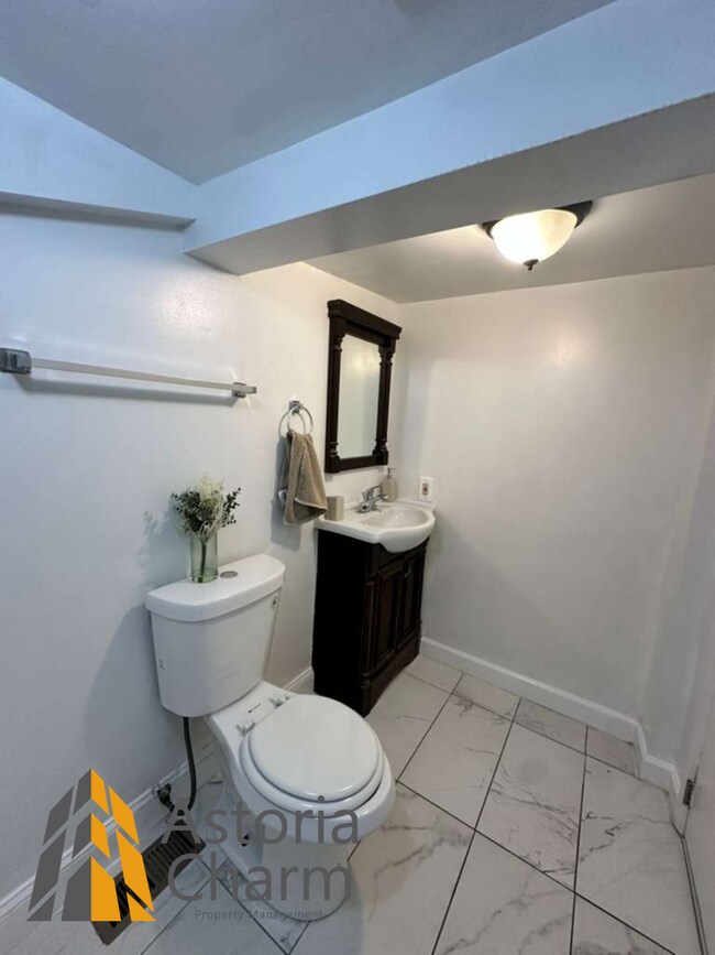 Building Photo - 3 Bedrooms Fenced Yard in a Desirable Neighborhood