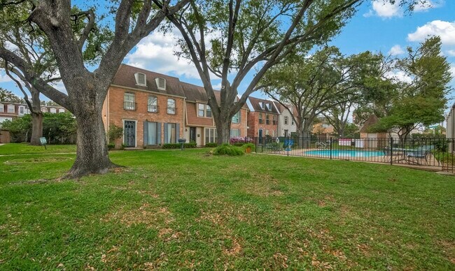 Building Photo - 482 N Post Oak Ln