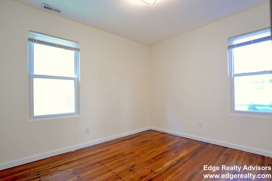 Building Photo - 10 Smythe St