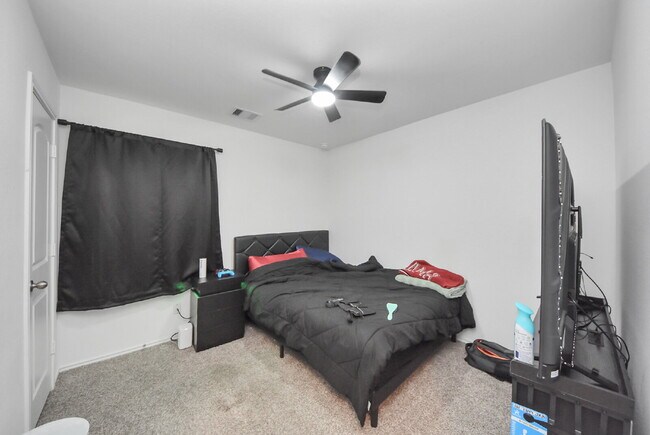 Building Photo - Like-New Legacy Park Home with Modern Style & Room to Unwind!
