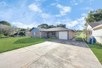 Building Photo - 1122 Un Vly Dr