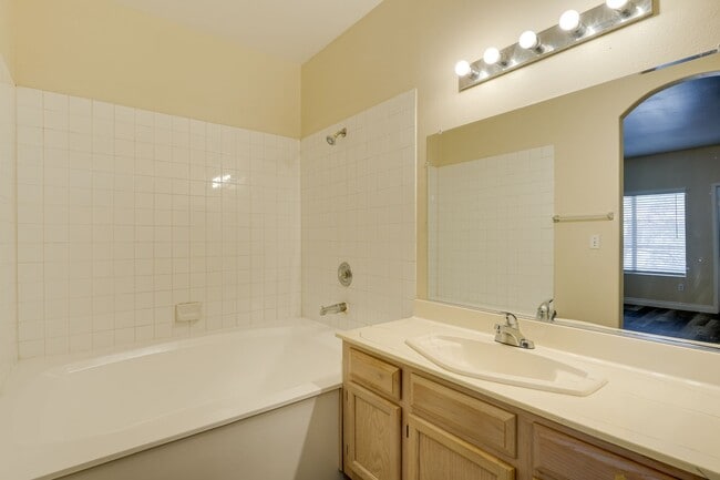 Building Photo - Cozy 1-Bed Apartment with Fireplace – Your...